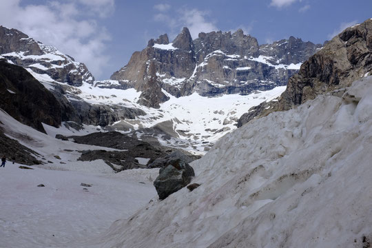 Depuis le bas du dépot de l'avalanche du 1er mai dernier (vers 2300m), les conditions du vallon des Etançons et de la Meije (photo 1er juin en milieu d'après midi).