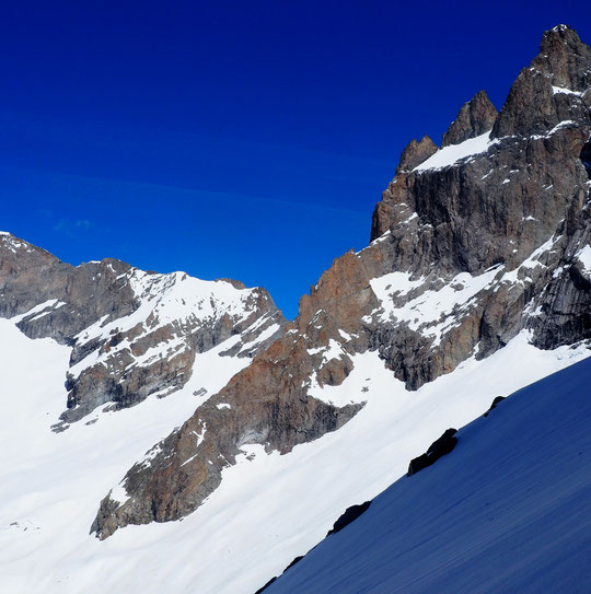 Petit souvenir de notre derière sortie à skis, ce weekend, à partir du refuge. Sur la grande arête du Promontoire qui descend sous le glacier Carré, un "petit coucou" à notre petit refuge perché. !