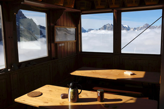 Ce matin 9h, l'Oisans, le soleil et la mer de nuages depuis la grande salle du refuge....