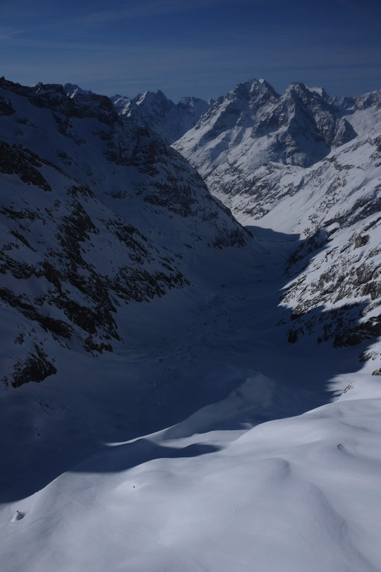 Depuis la terrasse du refuge, le vallon des Etançons et la moraine du Promontoire. Pas trop désagréable comme cadre de travail...