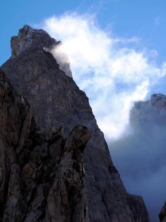 Hier matin, en levant les yeux, avec le premier soleil, 900 m au dessus du refuge, le sommet du Grand Pic de la Meije, légèrement givré.......