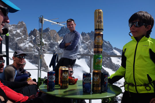 Pour Yoska il y a toutes sortes de jeux au Promontoire... C'était hier après midi sur la terrasse.