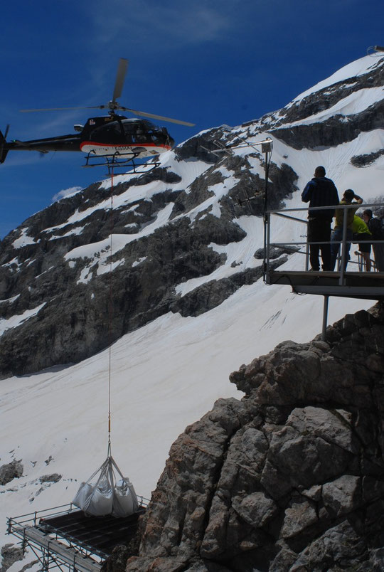 C'était hier journée d'héliportage pour les refuges de l'Oisans.