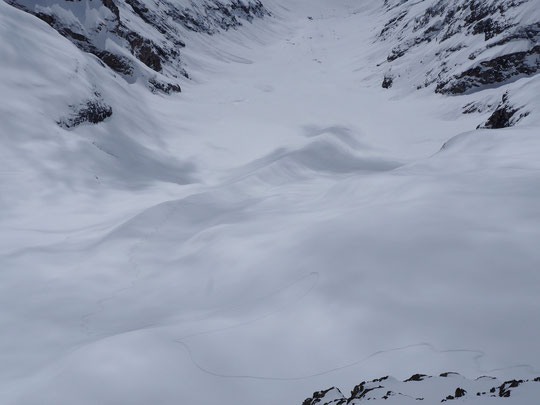 Mais où est Charlie ?? Suivez la trace de descente DU skieur de la journée dans le Vallon des Étançons (regardez entre les deux zones d'ombre en bas de la moraine). Après les 15cm de poudre du matin, le grand soleil est revenu. Magnifique et désert !! 