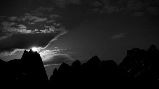 Cette nuit, depuis la terrasse du Promontoire : la lune a fait scintiller... les hautes montagnes !