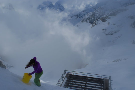 Quand le vent emporte un seau, c'est Pauline (notre stagiaire) qui descend le chercher !