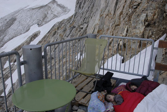 Ce matin à 8h30 ils dorment encore : et un "bivouac" à plus de 3000m pour Leïla et Yoska.