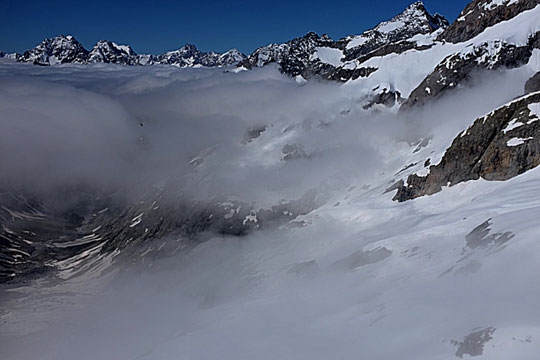 Il arrive... comme sortant des nuages. Le "petit moustique" nous monte 600 kg de ravitaillement au bout de son filin. C'était jeudi dernier.