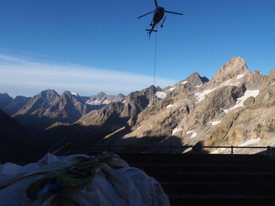 8h30, sur la DZ du Promontoire. La dernière charge va redescendre dans la vallée.  Merci à Gilles le pilote. Je vais prendre le chemin de la Bérarde avec un superbe soleil sur nos montagnes.