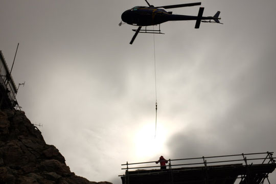 10h ce matin, Nath va accrocher les 600kg de charge sous l'hélico...