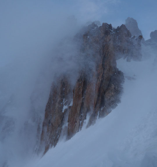 Difficile de faire des photos du vent... Ici la neige est propulsée vers le haut des parois de la Meije. A des vitesses proches des 100km/h. Il n'est pas simple de tenir debout pour faire les photos (et il fait froid...).