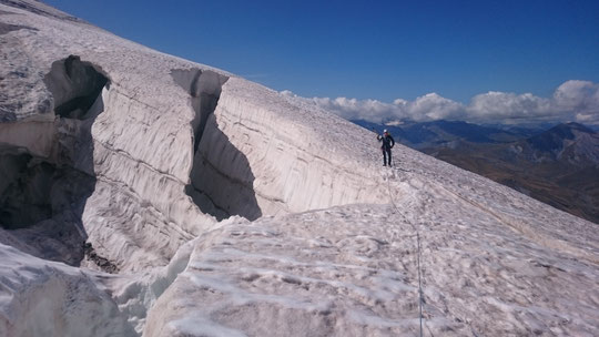 En versant nord les crevasses sont bien ouvertes. Ici dans la montée vers la bréche de la Meije et le Promontoire. Il faudra plus d'une chute de neige ré-alimenter les glaciers !!! Merci à la cordée Emilie et Ben pour cette photo prise le 22 août.