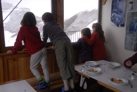 Après l'orage hier soir, les enfants du Promontoire "surveillent" l'arrivée d'une cordée...