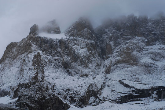 Première neige automnale sur le refuge et la face Sud de la Meije.