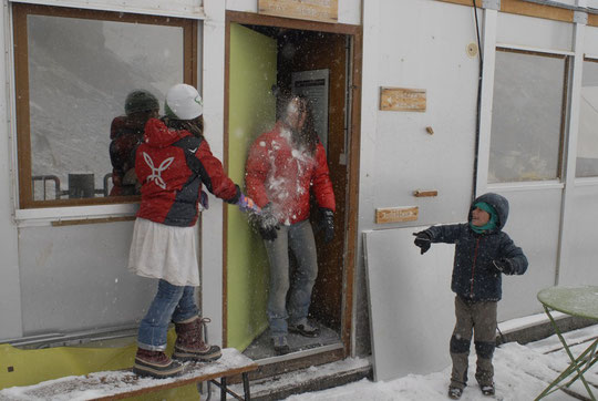 11h, il fait toujours moins 3°. Première bataille de boules de neige : 1 à 0 pour les enfants !