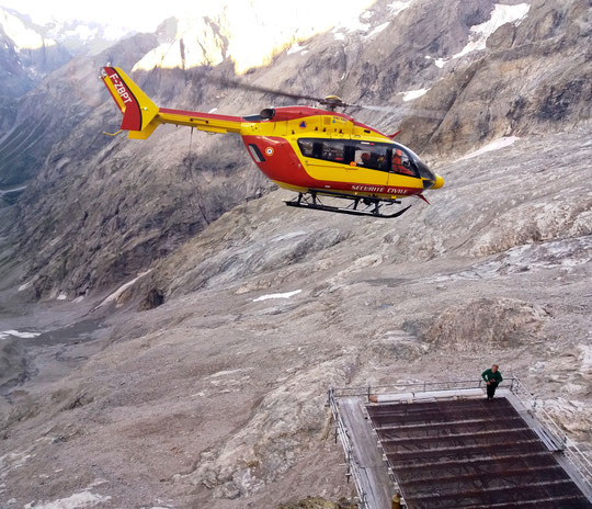 Ce matin entre 7h et 8h, opération de secours pour évacuer une alpiniste légérement blessée à la tête. Merci à l'équipage de la Sécurité Civile Grenoble et aux secouristes du Pghm pour ce treuillage en pleine paroi. Merci et bon rétablissement au bléssée