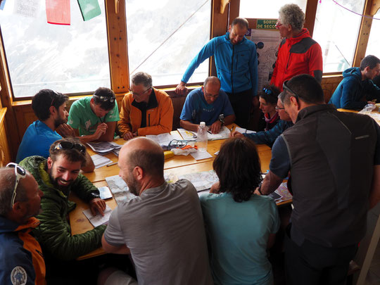 Le refuge était bien studieux hier après mid. Nous accueillons pour deux jours une séquence formation de la FFCAM pour les encadrants  "Terrain Montagne". Bienvenue et bon travail en altitude !