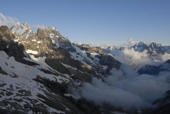 Egalement jeudi 20h les nuages quittent la massif...