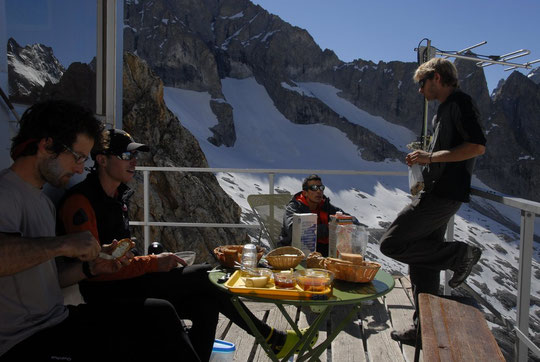 "Grasse mat" et petit déj au soleil pour la cordée du "Z" avant d'attaquer demain la "Pierre Allain".