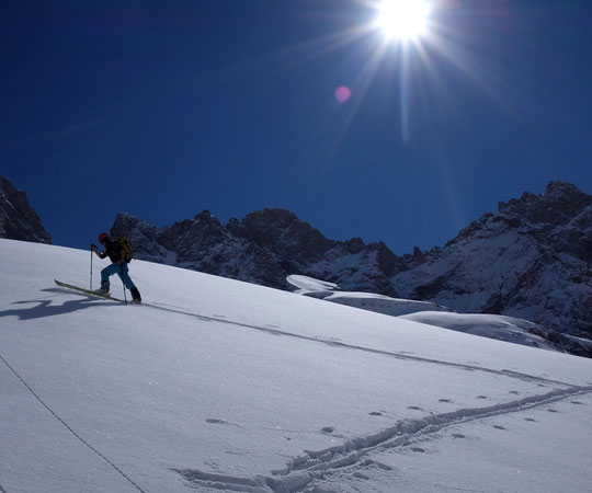 Hier matin, après une superbe descente, Nathalie fait la trace sur la moraine avec une neige et un soleil de cinéma.... et presque seule dans la montagne !