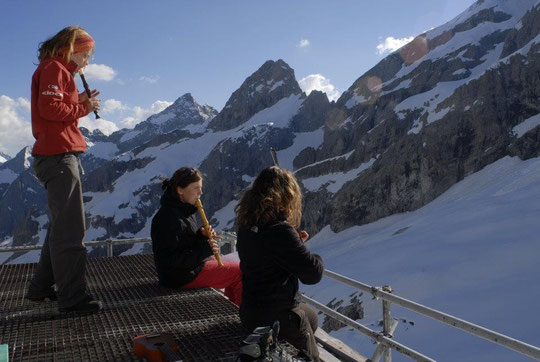 C'était lundi 18 juin, mais on a tellement aimé que l'on vous remet une photo. Et Trio "jeunes alpinistes musiciennes" nous a promis de revenir en Août... Que du bonheur !