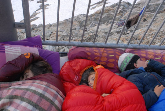 Avec leur cousine Camille, montée hier au refuge, ils ont dormi dehors, se sont réveillés pour assister au depart des cordées et de leurs loupiottes qui dansaient sur la Meije et sous les étoiles. Et puis... le sommeil a repris le dessus !