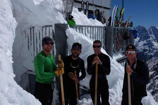 Décidement les Pyrénéens sont nombreux au Promontoire ! Et bien sympas ils nous ont dégagé des métres de neige accumulés ces derniers jours devant la porte du local gaz. Merci aux 4 secouristes CRS des P.O, qui ce matin sont partis en  versant nord  !