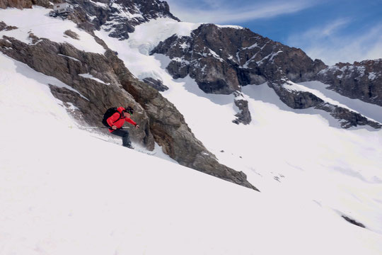 Hier matin nous sommes allés faire un petit tour à skis vers la Bréche de la Meije avec notre fils Yoska et Benjamin, un ami, qui passe ici sous le refuge du Promontoire. Les conditions sont bonnes dans tout le haut du Vallon des Etançons !