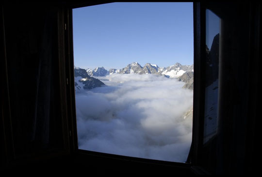 Le matin en se levant. Par la fenêtre du dortoir.