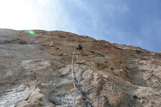 Une belle "petite" voie  de 300m, peu équipée (essentiellement relais) et bien soutenue sur la face Est de la Pyramide Duhamel "Tout est bon dans le Nichon" (topo au refuge). Merci à Mathieu Stephan pour cette photo du passage en 6c . (cliquer/agrandir).