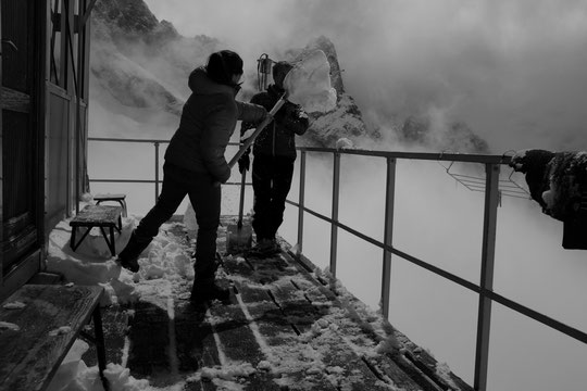 ... et Leïla déneige la terrasse ! Dure dure la vie au Promontoire.