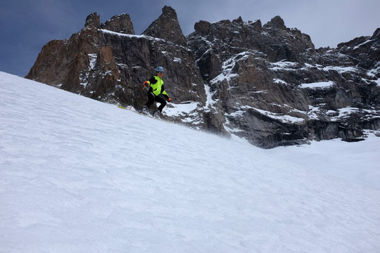 Passage sous le refuge avec une bonne neige transfo, pour Yoska.