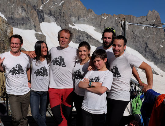 Toute "l'équipe" du Promontoire accompagnée à gauche  de Simon  stagiaire de la formation gardien de refuge et  à droite de Romain et Antoine stagiaire spour les 50 ans du refuge du Promontoire.