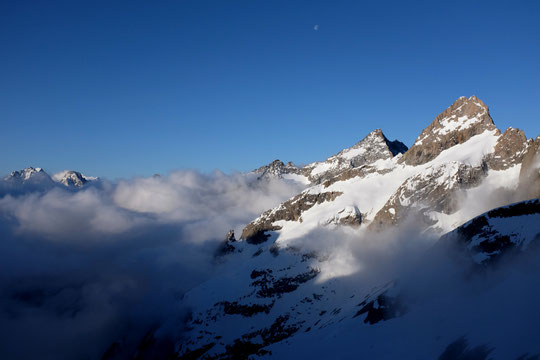 A 8h ce matin, la mer de nuages s'est un peu déchirée au dessus du Vallon des Etançons... Il fait grand beau et frais (-7,5°) autour de la Meije ! Et la lune semble vouloir rester au dessus de l'Oisans .