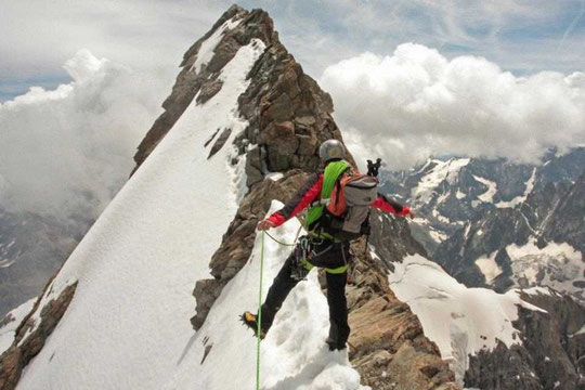 Sur la deuxième dent des arêtes de la Meije (photo Yannick Guyot).