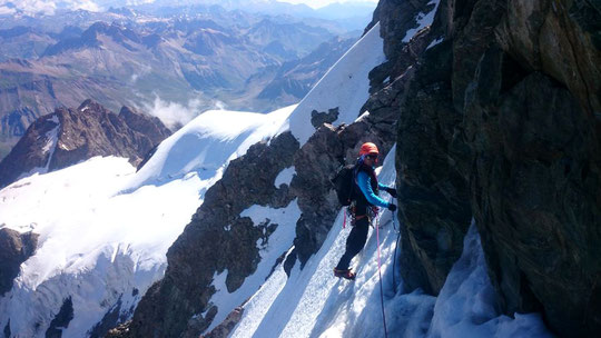 Traversée de la Meije, passage entre la Brèche Zsigmondy et le couloir du même nom en face Nord. Merci J.B Bois  (secouriste CRS de Grenoble) pour cette photo prise la semaine dernière.