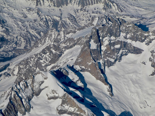 Merci à Guillaume (pilote Air France) pour tes photos. Le Glacier Carré a fière allure comme suspendu dans cette impressionnante muraille de la face Sud de la Meije. (Avec de bons yeux on aperçoit même le minuscule refuge sur l'arête du Promontoire)