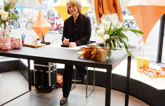 Eventkünstlerin von Schrift und Kunst personalisiert Parfümflakons im luxeriösen MCM Store in Frankfurt. Mit Kalligrapieschrift schreibt Sigrid Bengel Namen auf Flakons.