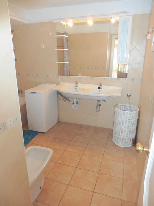 Großes Badezimmer mit einer modernen wohlfühl Wanne