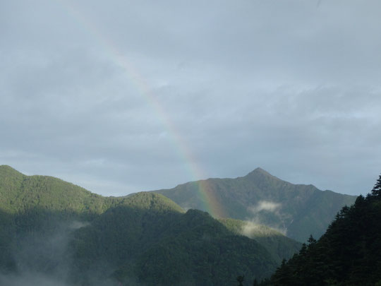 北岳にかかる虹(イメージよりとがっているので、現地では甲斐駒との説も出たが・・・)