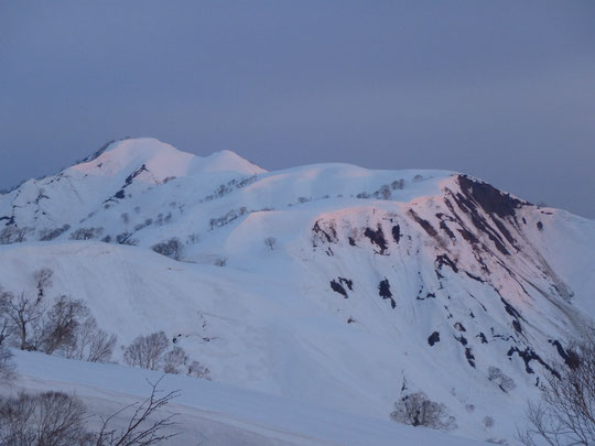 朝日を受ける昼闇山