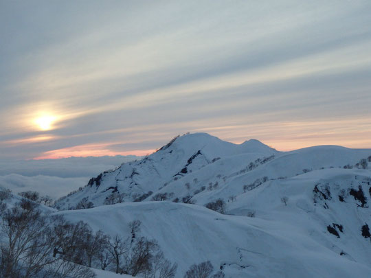 夕暮れの昼闇山