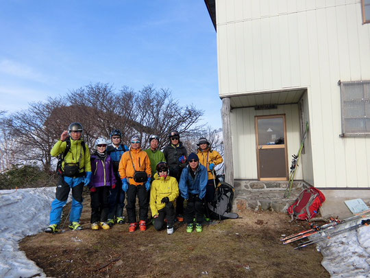 清川行人小屋前で