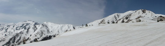 第二台地より雪倉岳(左)～朝日岳の主脈稜線を望む