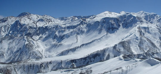 容雅山山頂より、妙高山・火打山方向　　燕尾根も見える。手前の大きな雪面が乙見尾根のハンノキ平(通称　滑走路)