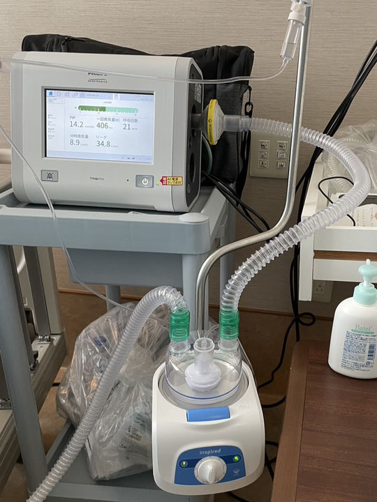 人工呼吸器と加温加湿器の設置例