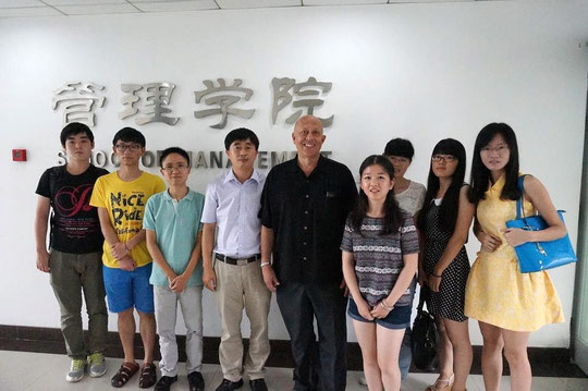 2014年8月，上海，国际著名数学家Dan Ralescu教授与上海大学管理学院师生合影 