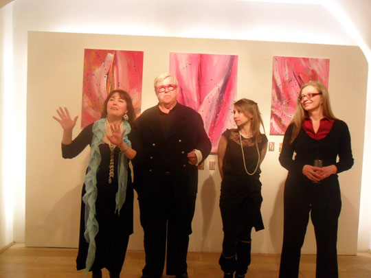 Eröffnung Galerie Merikon Nese Banu Argadal, Günther W. Wachtl, Meri und Beate. Hinten Werke der Künstlerin Nese Banu