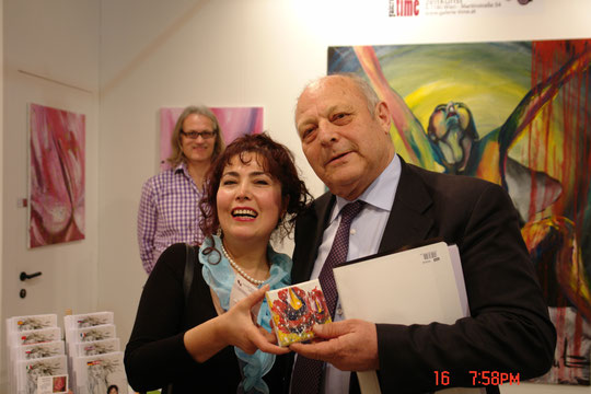 Nese Banu mit Landeshauptman Luis Durnwalder mit einem originalen Miniatur Kunstwerk der Künstlerin