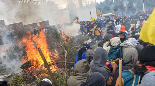 Los manifestantes queman ramas y neumáticos durante la movilización del martes 8 de octubre de 2019. Foto: AFP